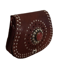 Bolso de cuero engrasado con detalle piedra.